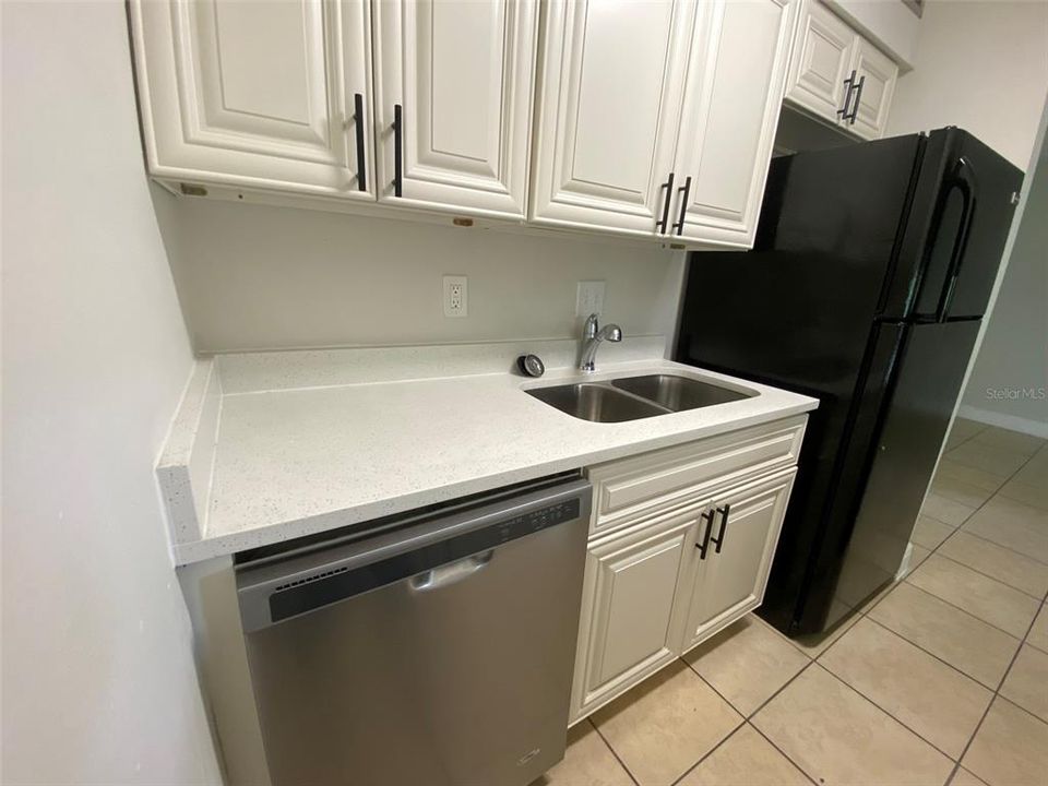 For Rent: $1,350 (1 beds, 1 baths, 728 Square Feet)