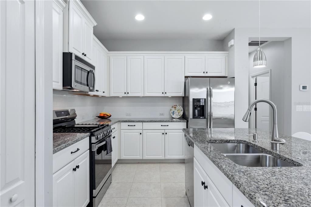 Activo con contrato: $410,000 (3 camas, 2 baños, 1416 Pies cuadrados)
