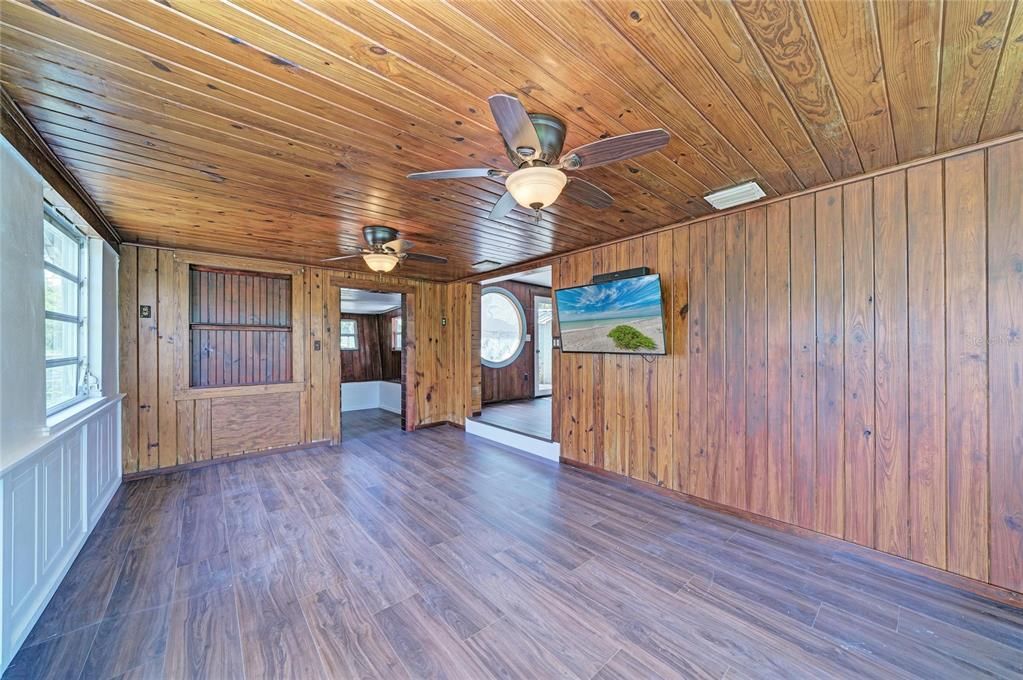 На продажу: $399,900 (2 спален, 1 ванн, 736 Квадратных фут)
