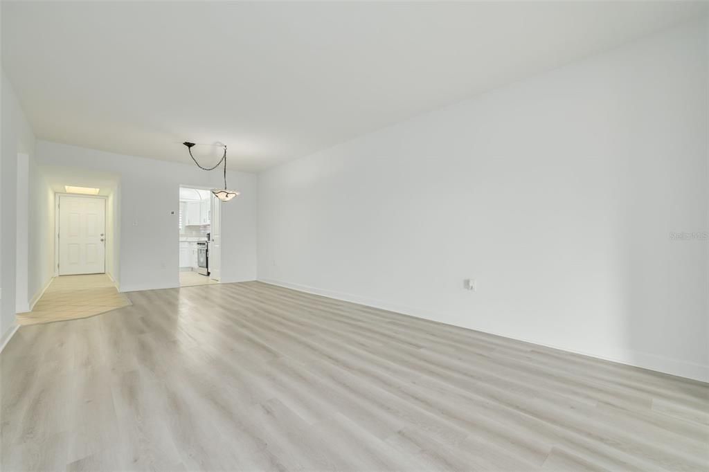 For Sale: $154,900 (2 beds, 1 baths, 1015 Square Feet)