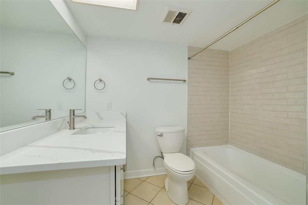 For Sale: $154,900 (2 beds, 1 baths, 1015 Square Feet)