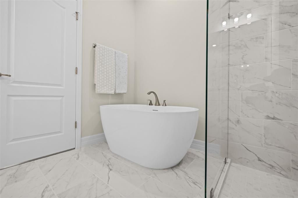 For Sale: $399,000 (4 beds, 3 baths, 1952 Square Feet)