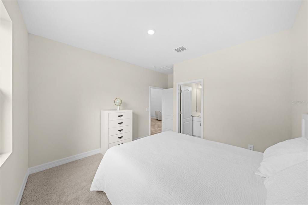 For Sale: $399,000 (4 beds, 3 baths, 1952 Square Feet)
