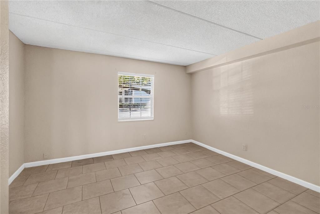 For Sale: $147,000 (1 beds, 1 baths, 678 Square Feet)