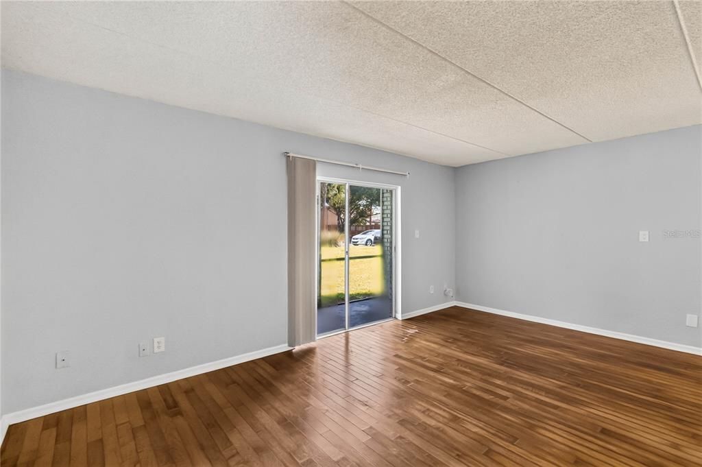 For Sale: $147,000 (1 beds, 1 baths, 678 Square Feet)