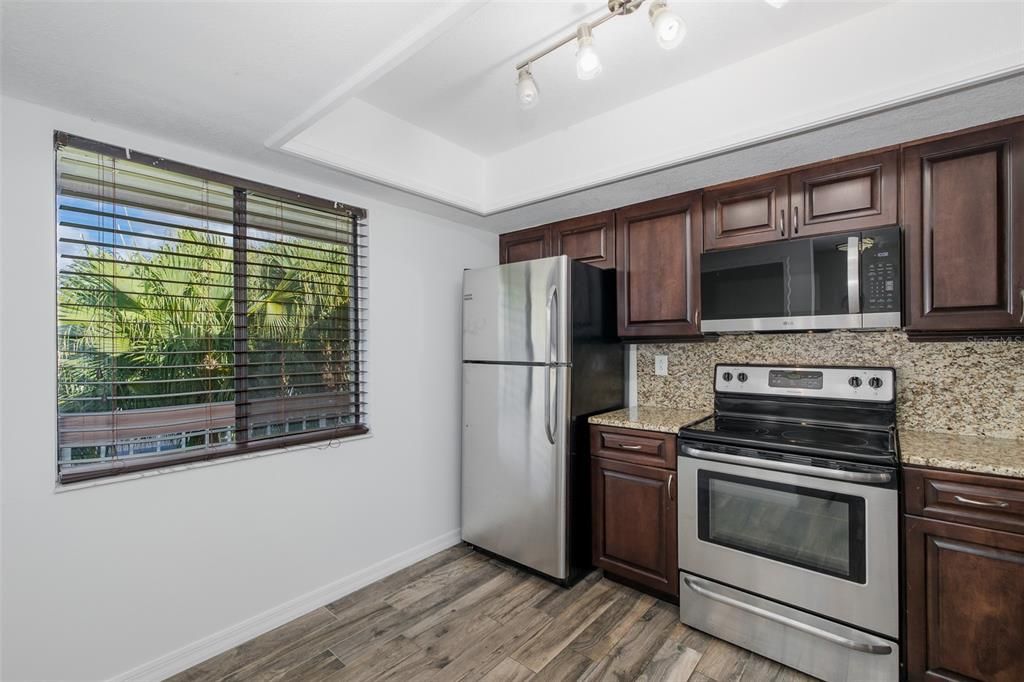 For Sale: $169,900 (2 beds, 2 baths, 1094 Square Feet)