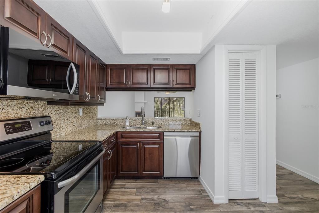 For Sale: $169,900 (2 beds, 2 baths, 1094 Square Feet)
