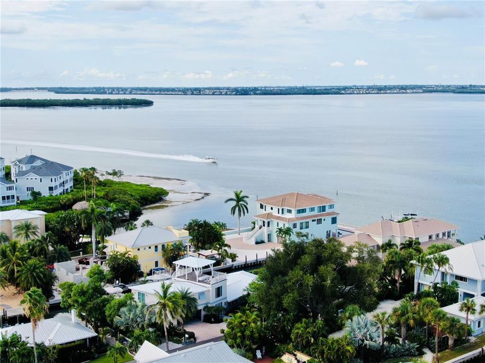 For Sale: $565,000 (2 beds, 2 baths, 1088 Square Feet)