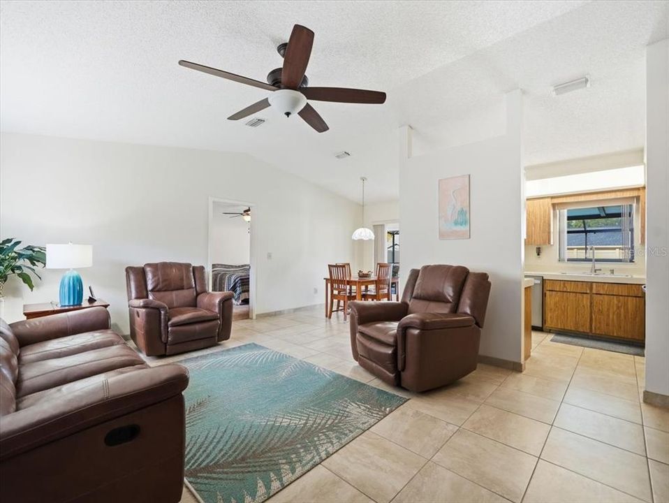 合同活跃: $275,000 (3 贝兹, 2 浴室, 1152 平方英尺)