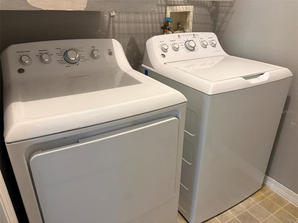 For Sale: $199,000 (2 beds, 2 baths, 1100 Square Feet)