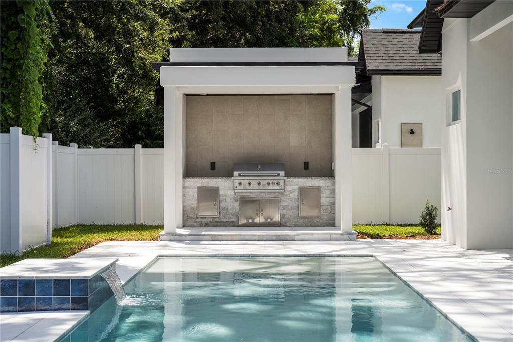 En Venta: $1,900,000 (4 camas, 3 baños, 2950 Pies cuadrados)