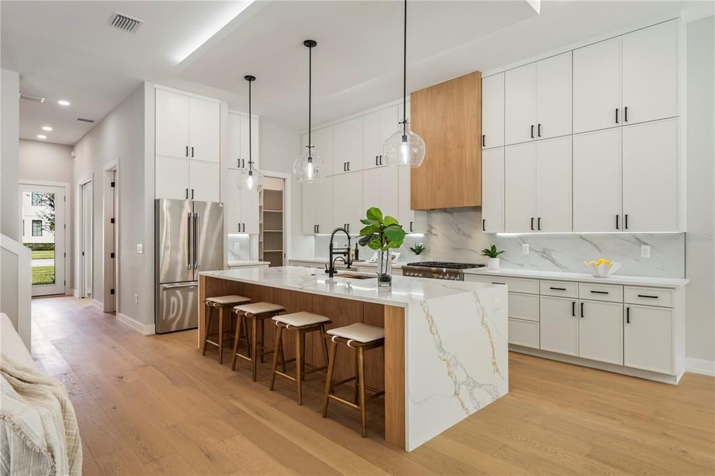En Venta: $1,900,000 (4 camas, 3 baños, 2950 Pies cuadrados)