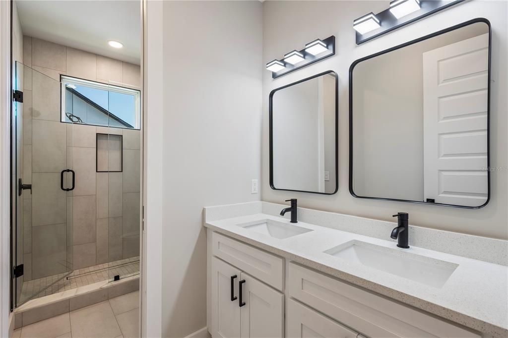En Venta: $1,900,000 (4 camas, 3 baños, 2950 Pies cuadrados)