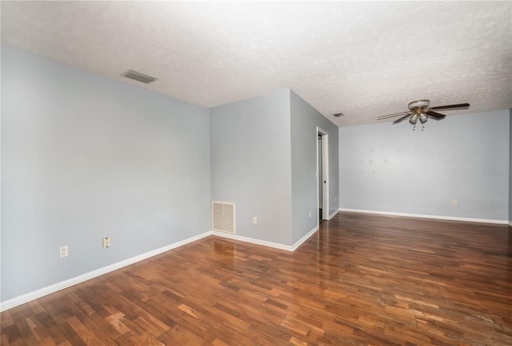 For Sale: $399,900 (3 beds, 2 baths, 1923 Square Feet)