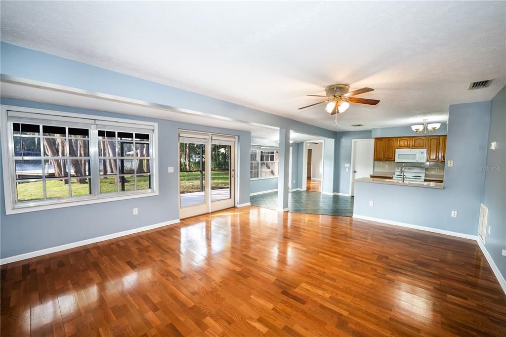 For Sale: $399,900 (3 beds, 2 baths, 1923 Square Feet)