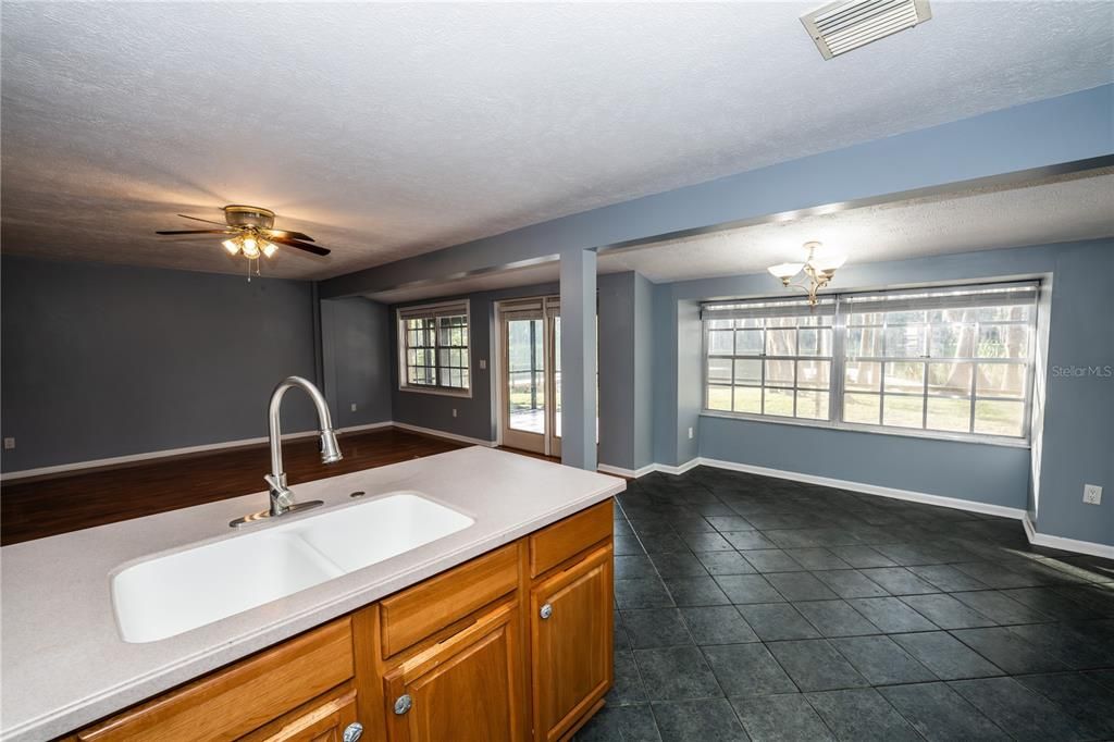 For Sale: $399,900 (3 beds, 2 baths, 1923 Square Feet)