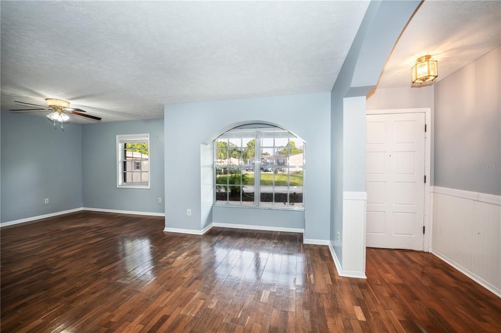 For Sale: $399,900 (3 beds, 2 baths, 1923 Square Feet)