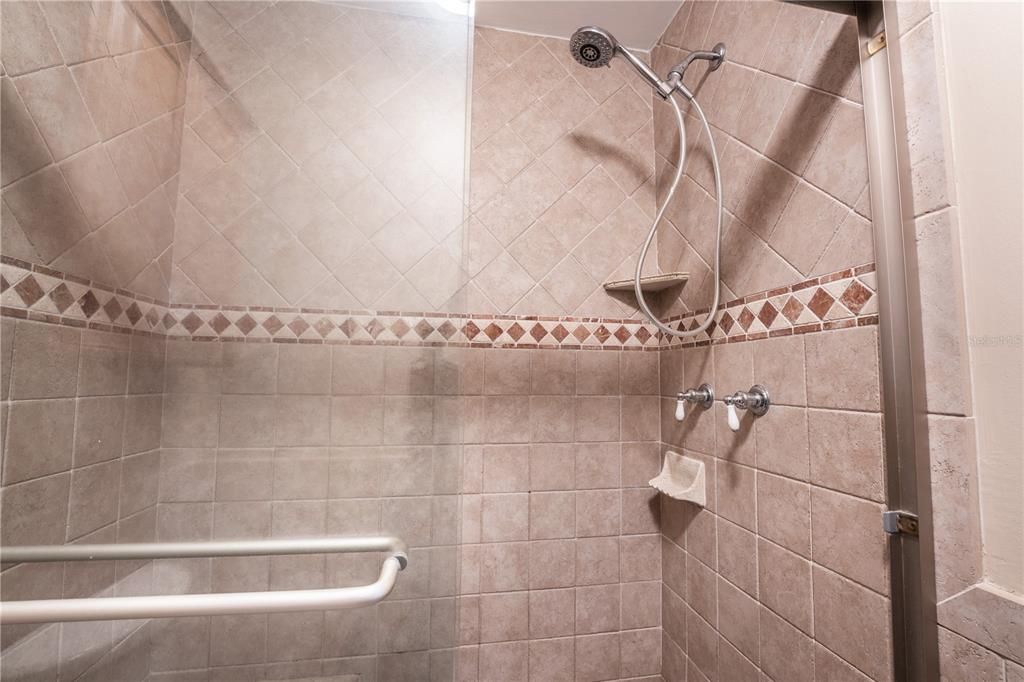 For Sale: $399,900 (3 beds, 2 baths, 1923 Square Feet)