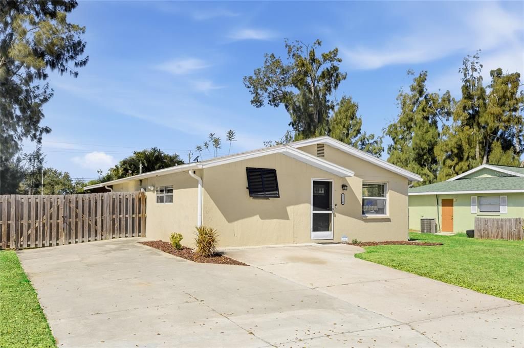 For Sale: $375,000 (3 beds, 2 baths, 1036 Square Feet)