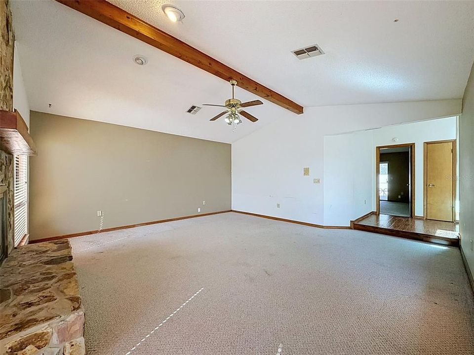 En Venta: $335,000 (3 camas, 2 baños, 1988 Pies cuadrados)