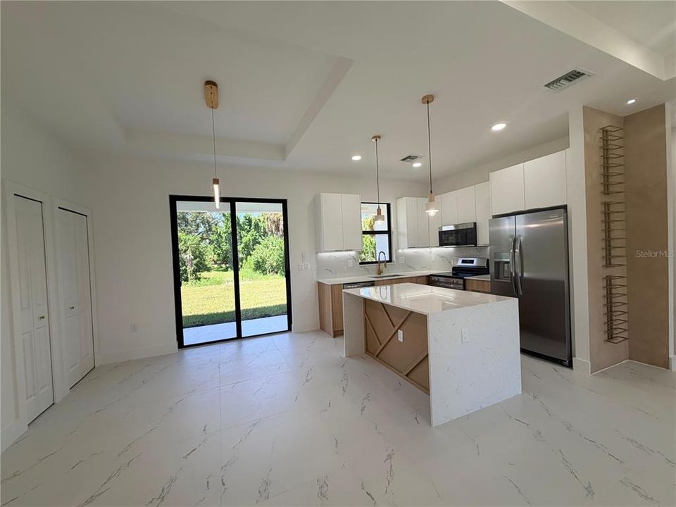 На продажу: $339,900 (4 спален, 2 ванн, 1392 Квадратных фут)