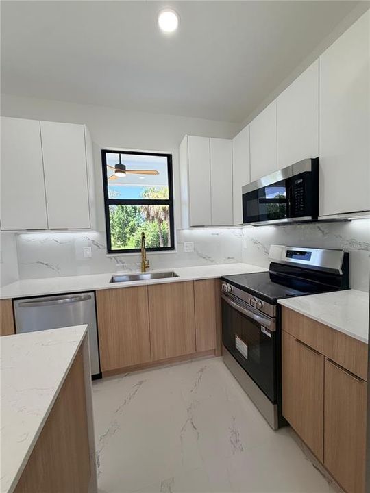 На продажу: $339,900 (4 спален, 2 ванн, 1392 Квадратных фут)