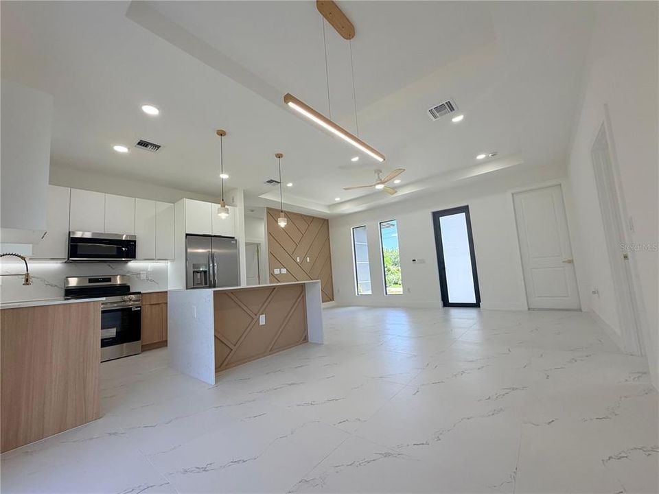 На продажу: $339,900 (4 спален, 2 ванн, 1392 Квадратных фут)