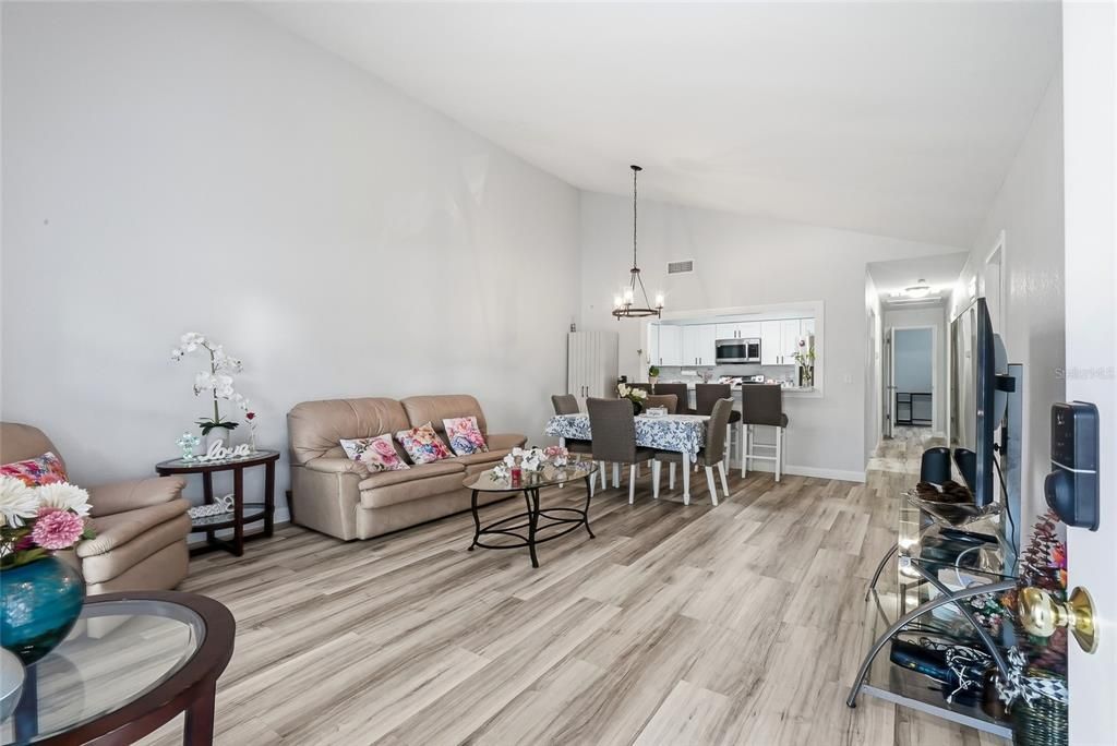 For Sale: $278,000 (3 beds, 2 baths, 1041 Square Feet)