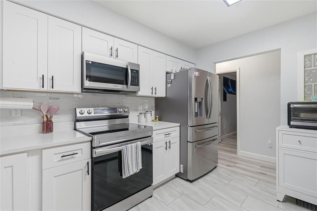 For Sale: $278,000 (3 beds, 2 baths, 1041 Square Feet)