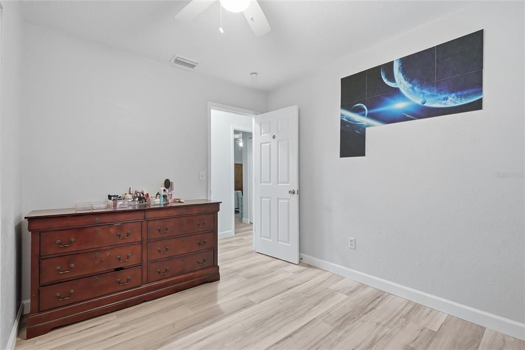 For Sale: $278,000 (3 beds, 2 baths, 1041 Square Feet)