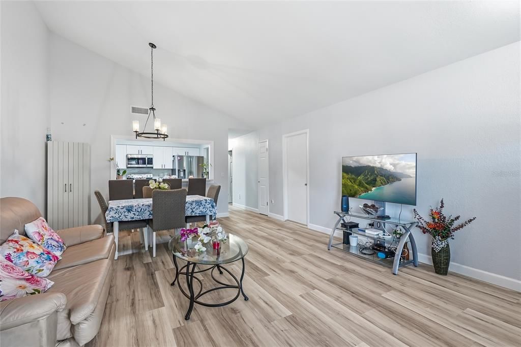 For Sale: $278,000 (3 beds, 2 baths, 1041 Square Feet)