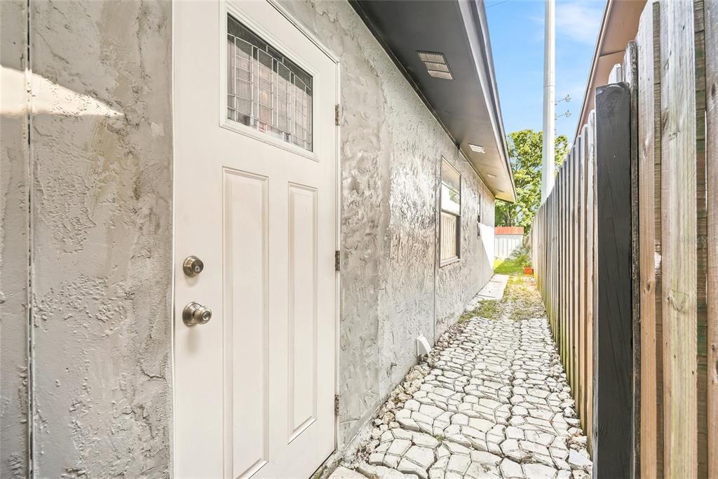 For Sale: $278,000 (3 beds, 2 baths, 1041 Square Feet)