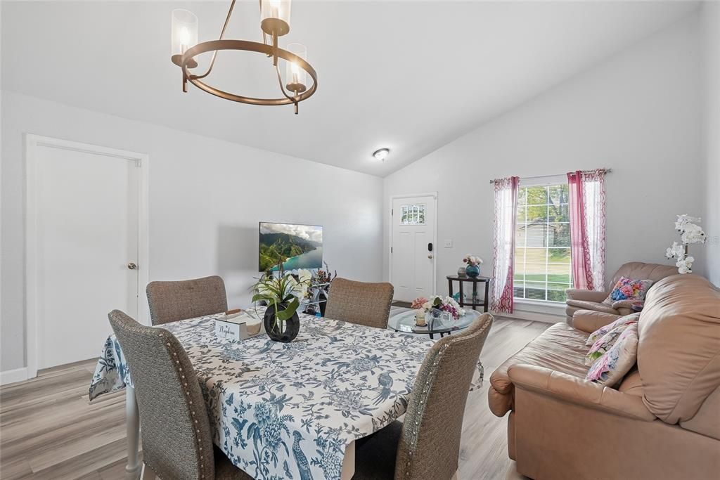 For Sale: $278,000 (3 beds, 2 baths, 1041 Square Feet)