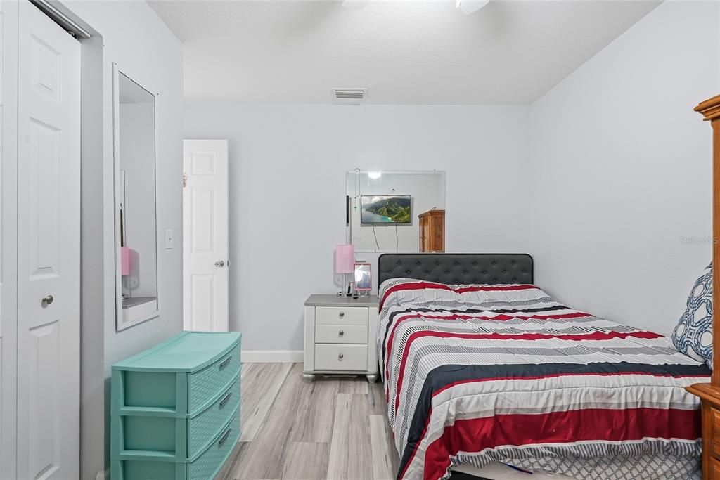 For Sale: $278,000 (3 beds, 2 baths, 1041 Square Feet)