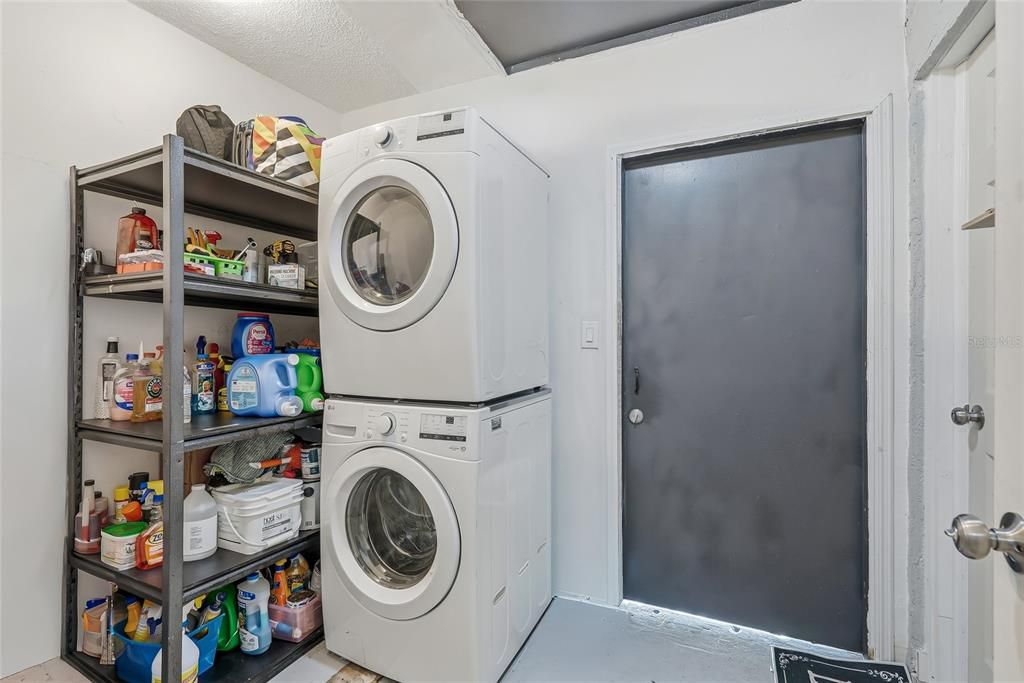 For Sale: $278,000 (3 beds, 2 baths, 1041 Square Feet)