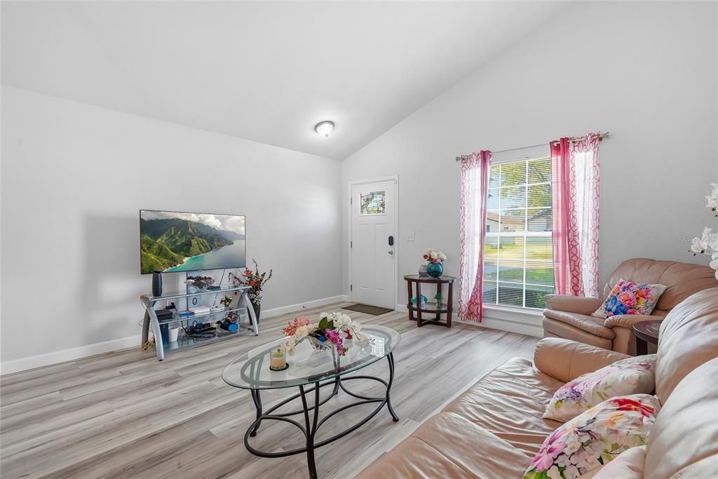 For Sale: $278,000 (3 beds, 2 baths, 1041 Square Feet)