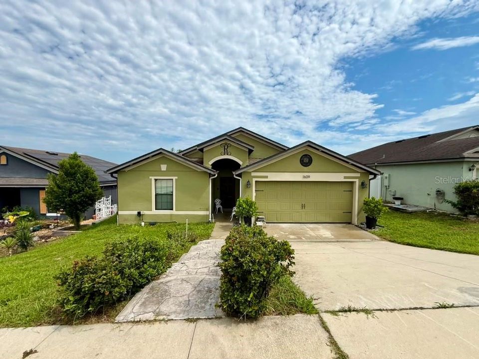 For Rent: $2,150 (3 beds, 2 baths, 1616 Square Feet)