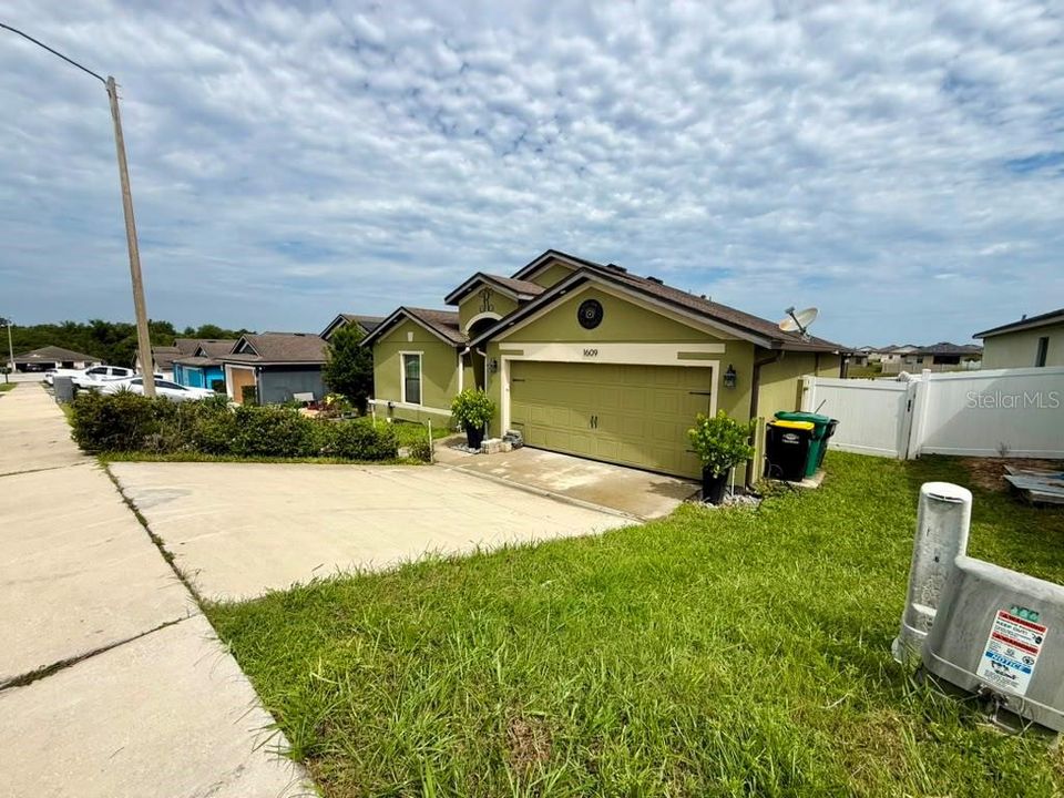 For Rent: $2,150 (3 beds, 2 baths, 1616 Square Feet)