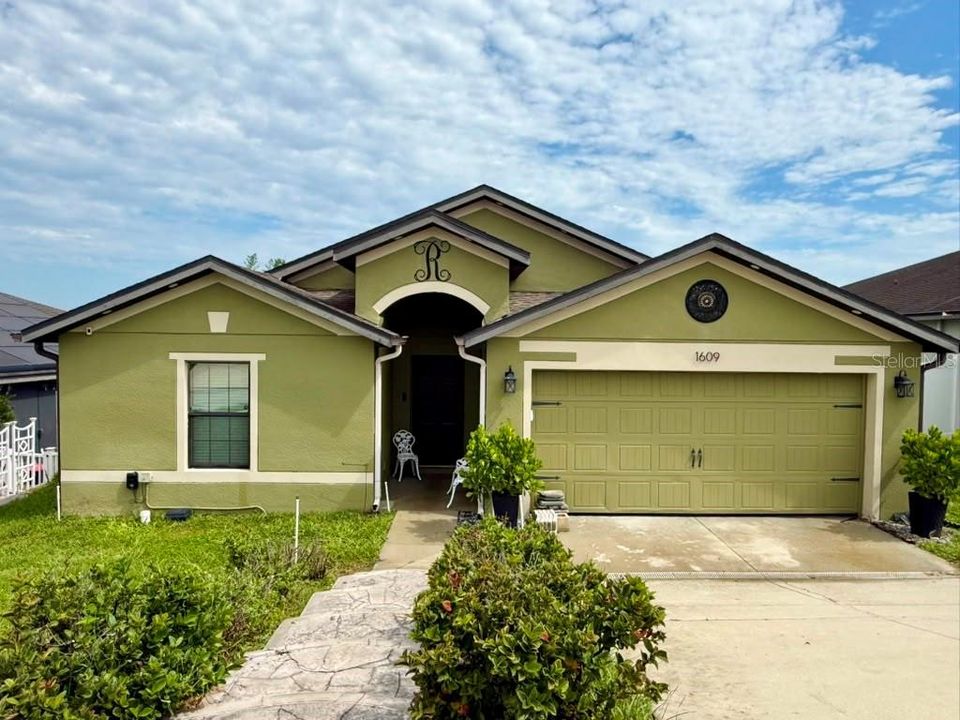 For Rent: $2,150 (3 beds, 2 baths, 1616 Square Feet)