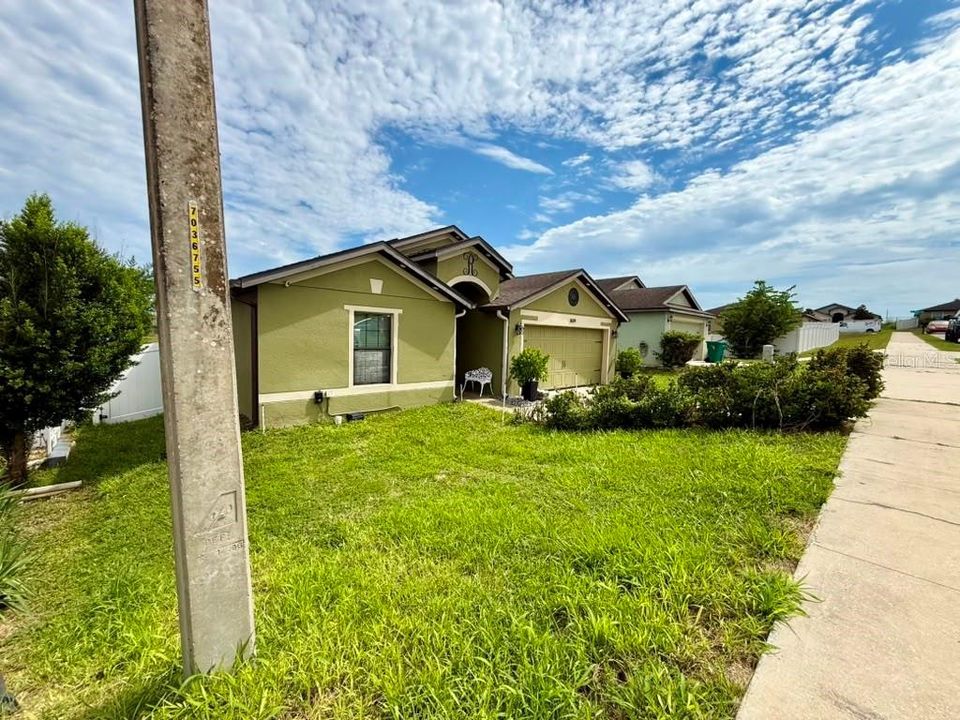 For Rent: $2,150 (3 beds, 2 baths, 1616 Square Feet)