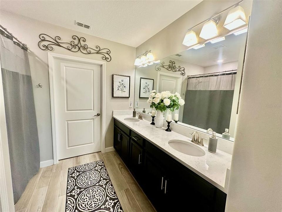 For Sale: $274,900 (2 beds, 2 baths, 1405 Square Feet)
