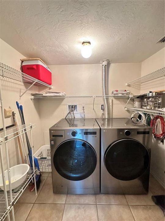 For Sale: $175,000 (2 beds, 2 baths, 1064 Square Feet)