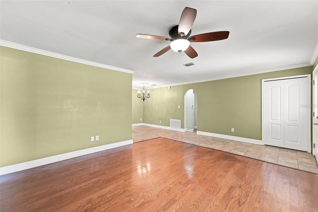 For Sale: $297,900 (3 beds, 2 baths, 1213 Square Feet)