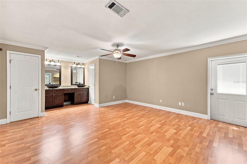 For Sale: $297,900 (3 beds, 2 baths, 1213 Square Feet)