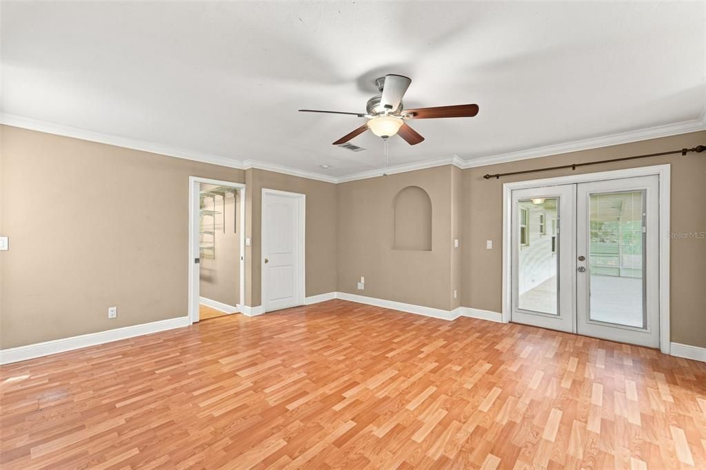 For Sale: $297,900 (3 beds, 2 baths, 1213 Square Feet)
