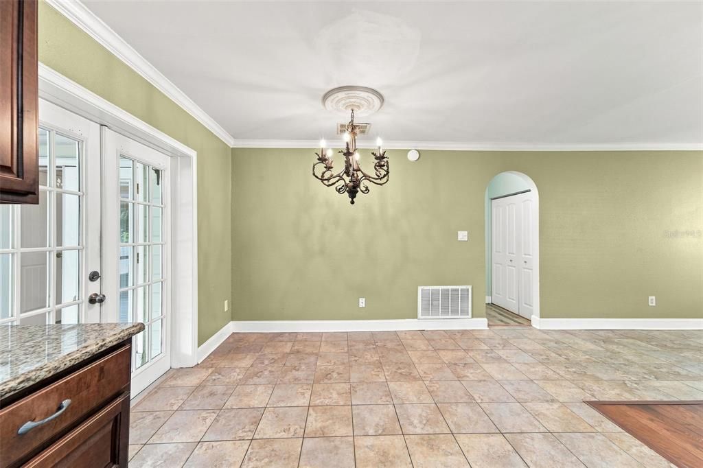 For Sale: $297,900 (3 beds, 2 baths, 1213 Square Feet)