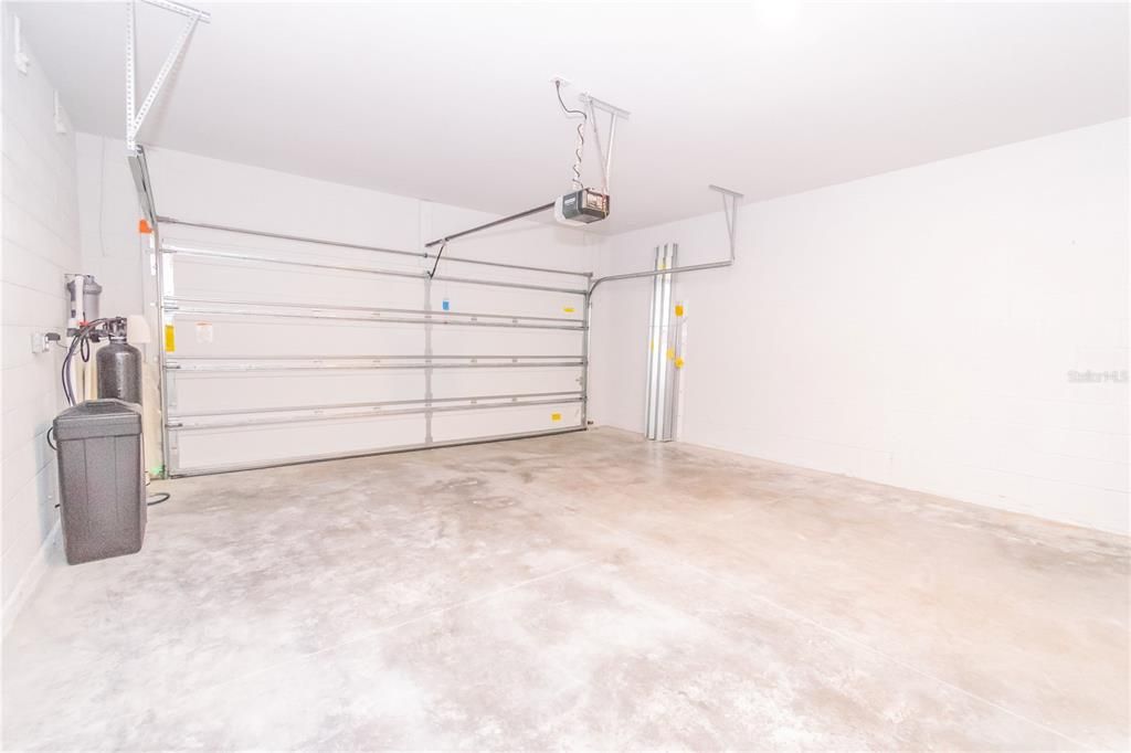 For Rent: $2,550 (4 beds, 2 baths, 1928 Square Feet)