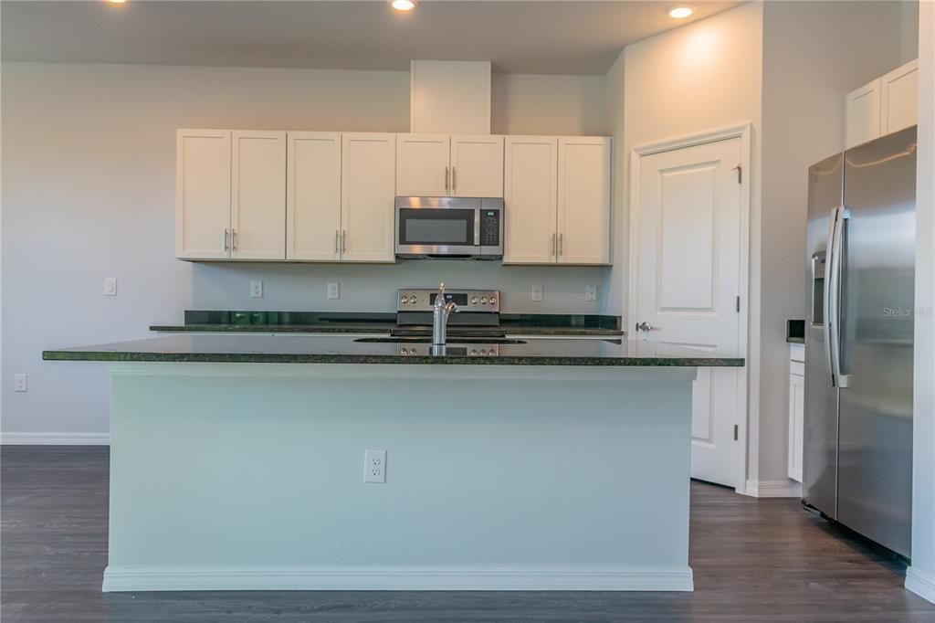 For Rent: $2,550 (4 beds, 2 baths, 1928 Square Feet)