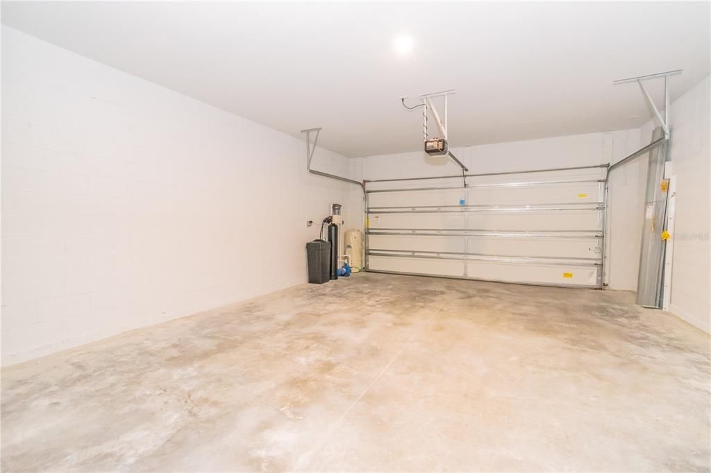 For Rent: $2,550 (4 beds, 2 baths, 1928 Square Feet)