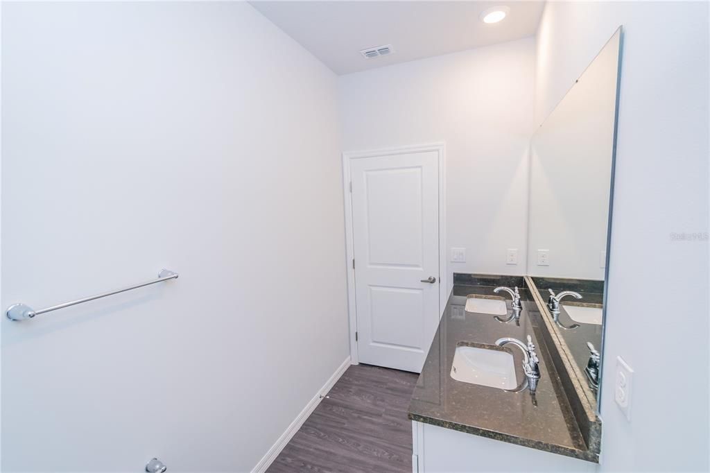 For Rent: $2,550 (4 beds, 2 baths, 1928 Square Feet)
